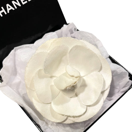 Chanel White Camellia Flower Pin Brooch in Original Chanel Gift Box - photo 2 of 5