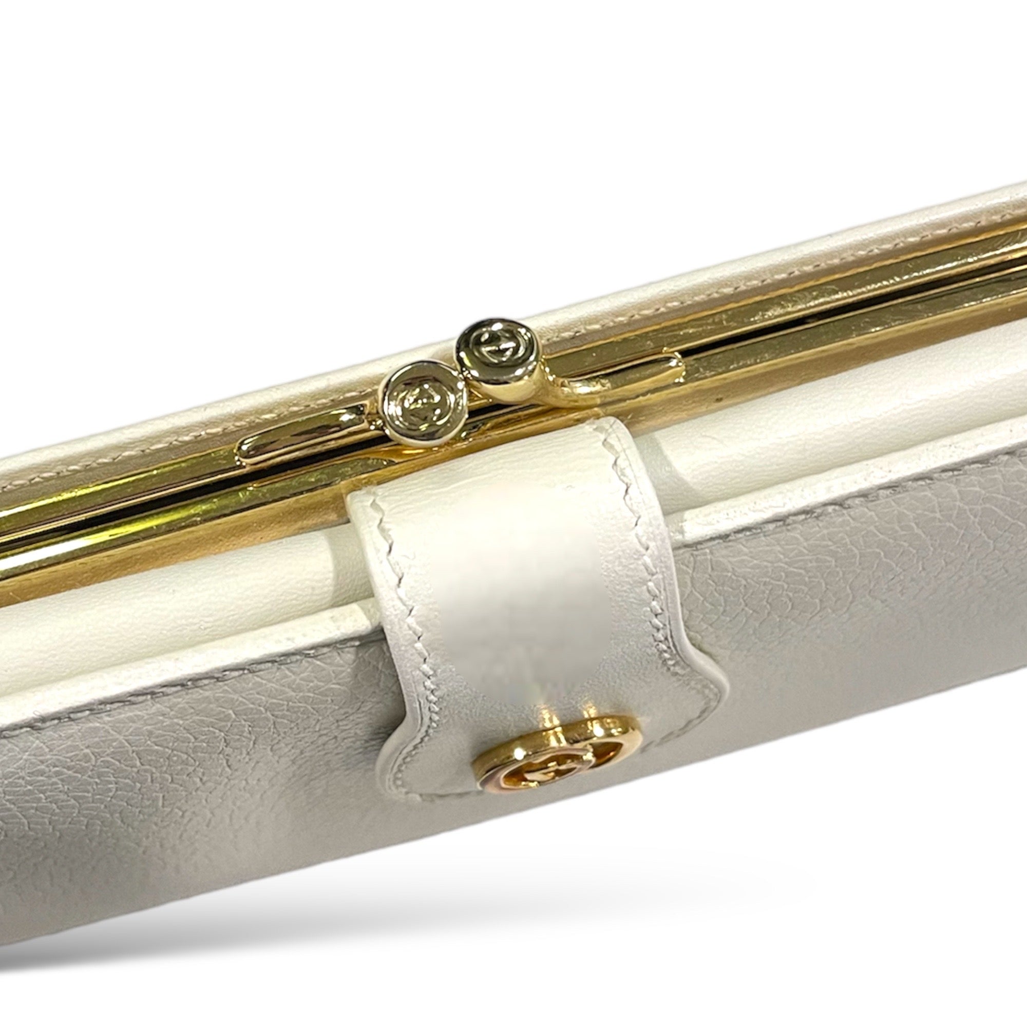 GUCCI Vintage Long White leather Wallet with Kiss Lock Coin Purse