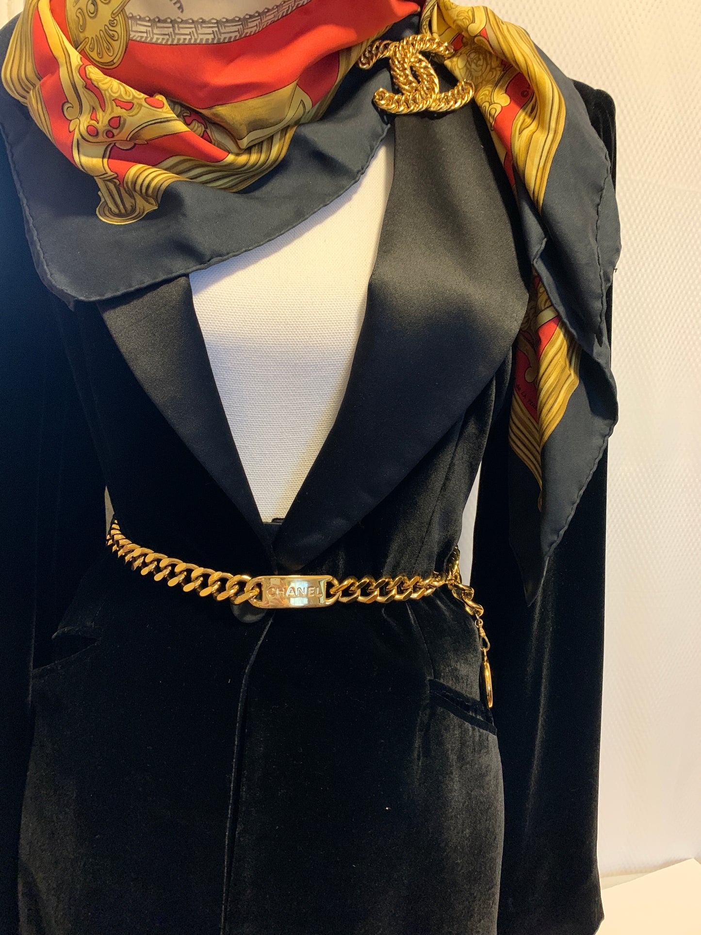 CHANEL Vintage Medallion Chain Belt 70