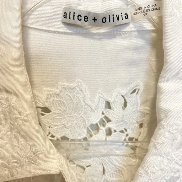 ALICE + OLIVIA Three-Quarter Sleeve Embroidered White Button-Up Top Size S