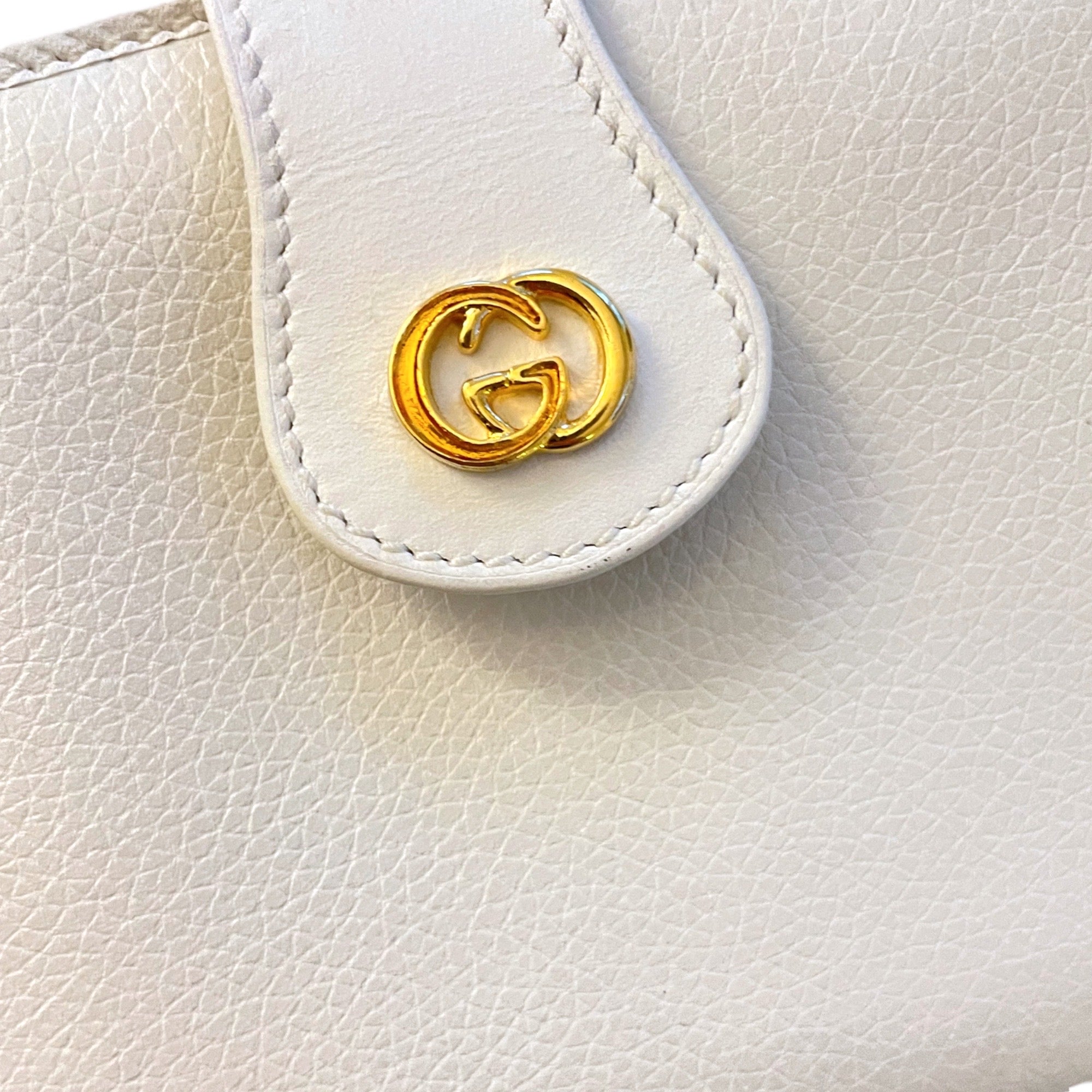 GUCCI Vintage Long White leather Wallet with Kiss Lock Coin Purse