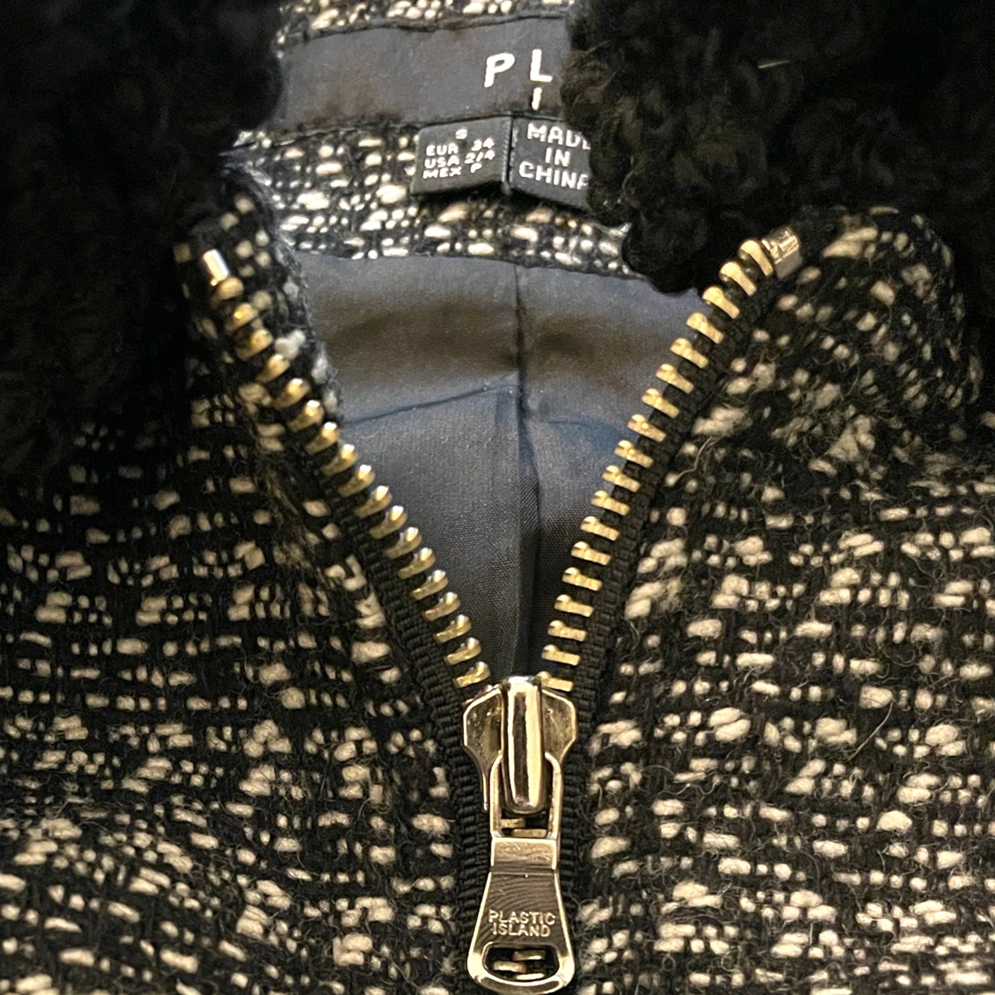 PLASTIC ISLAND Lambswool Blend Cropped Jacket & Emphasized Oversized Collar