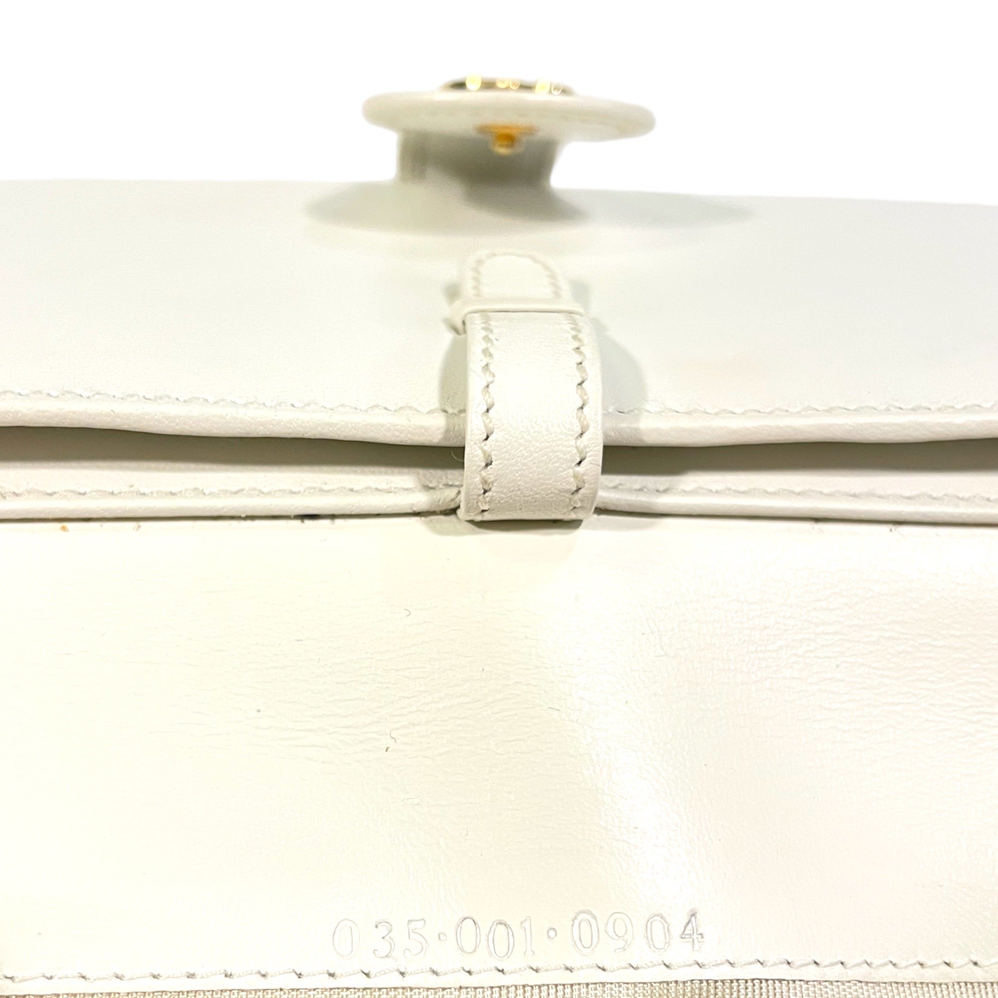 GUCCI Vintage Long White leather Wallet with Kiss Lock Coin Purse