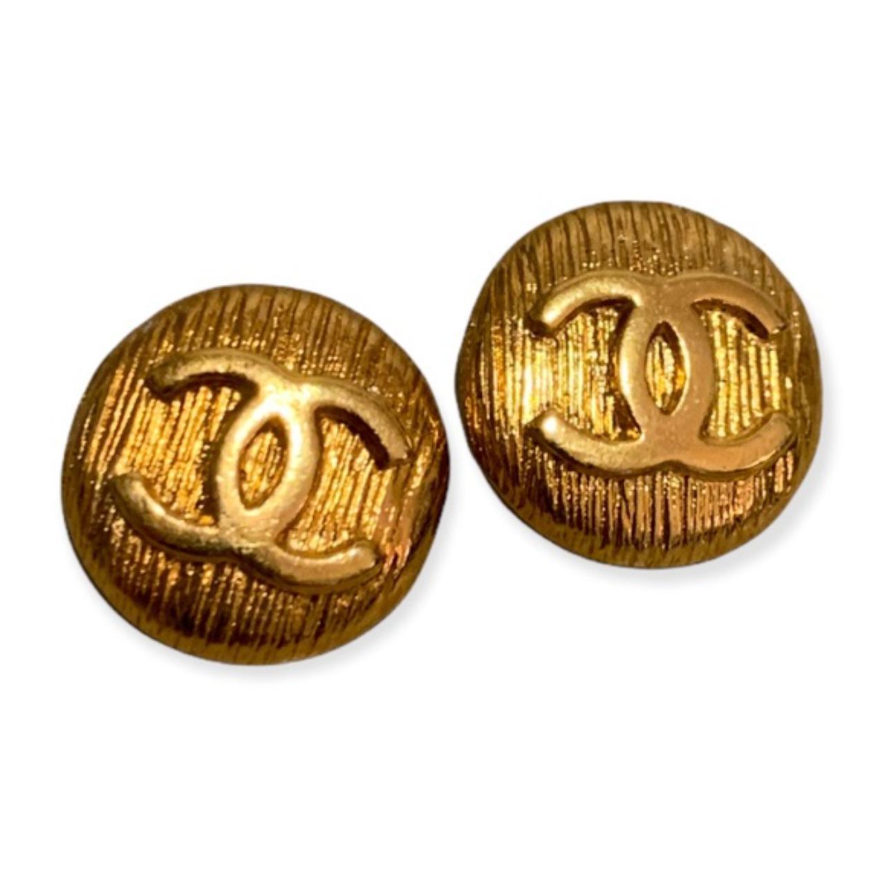 CHANEL interlocking CC Logo Gold Tone Metal Vintage Buttons (2)