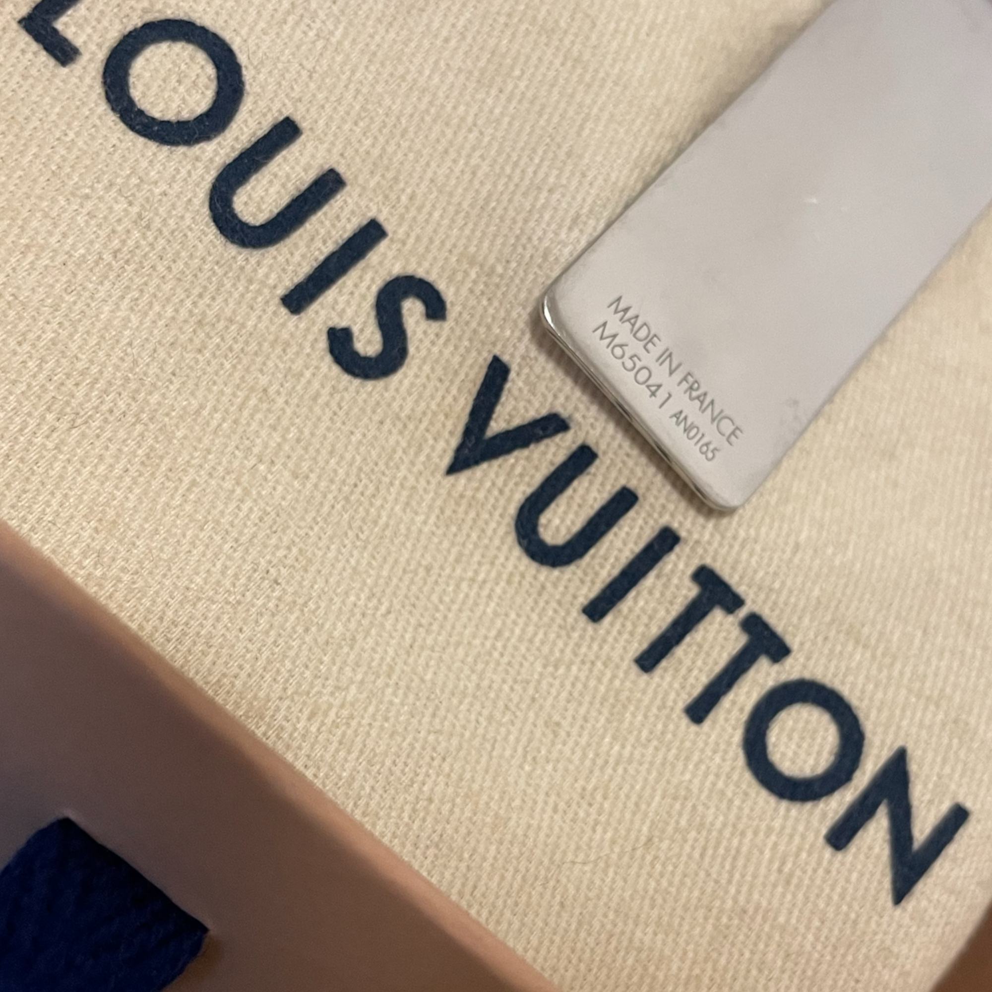 Louis Vuitton Champs-elysées Bill Clip In Silver