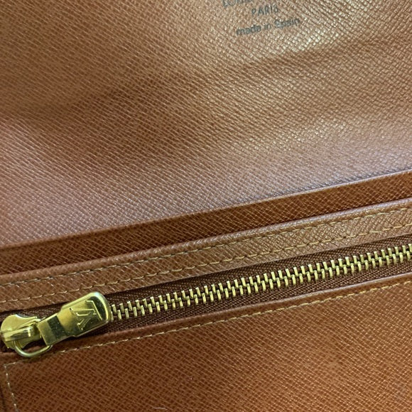 Vintage Louis Vuitton Tri-fold Monogram Pochette